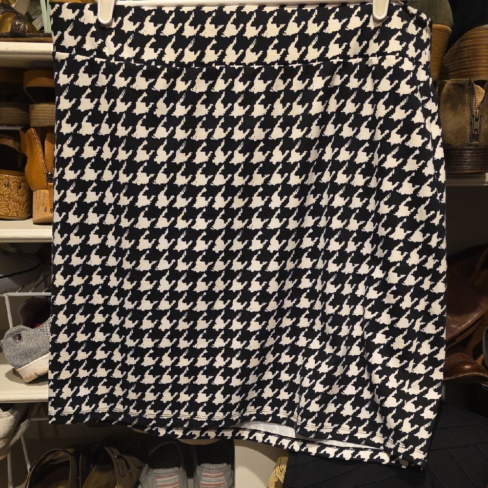 Elegant Black and White Patterned A-Line Skirt